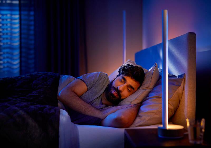 Stolní LED lampička Philips Hue Gradient Signe - dub