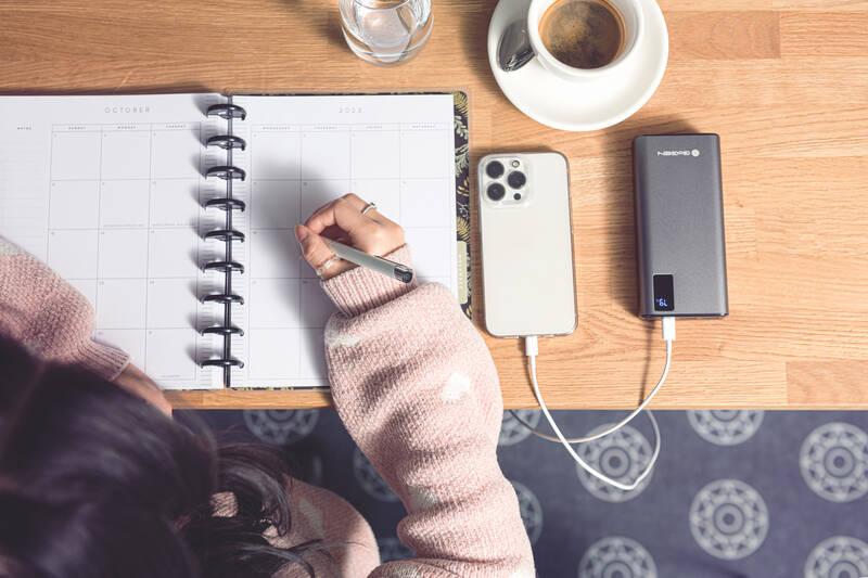 Powerbank GoGEN PB200008 20000 mAh stříbrná