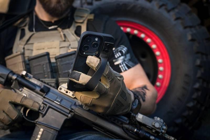 Kryt na mobil Tactical Camo Troop Drag Strap na Apple iPhone 13 Pro černý