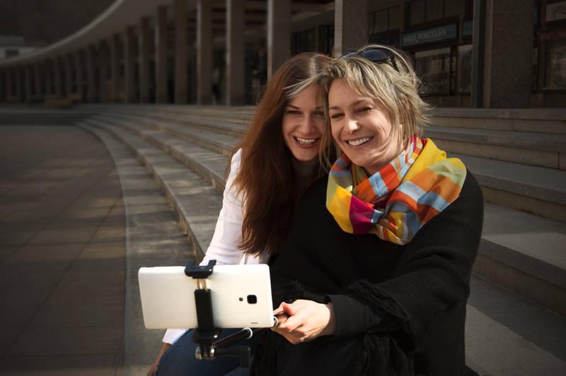 Selfie tyč GoGEN 4 teleskopická, bluetooth, titanová