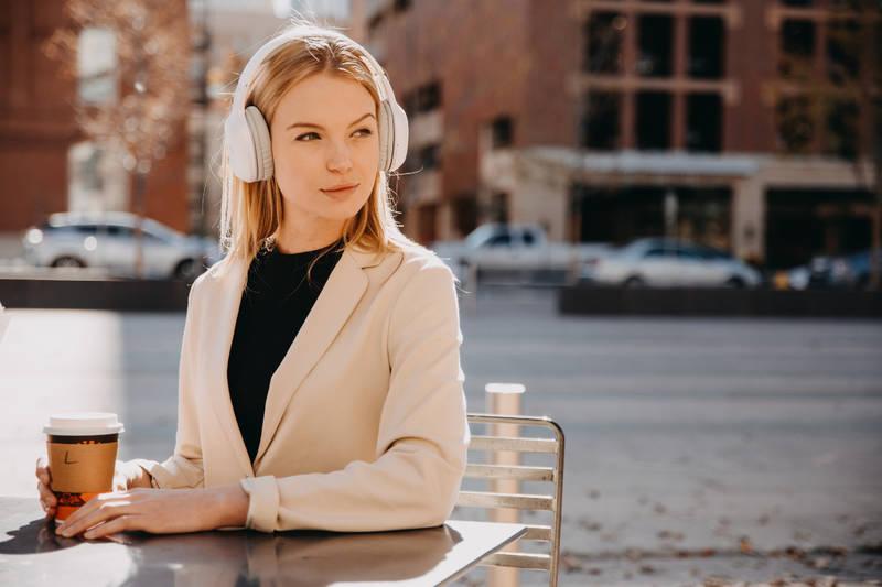 Sluchátka Edifier W800BT Plus bílá