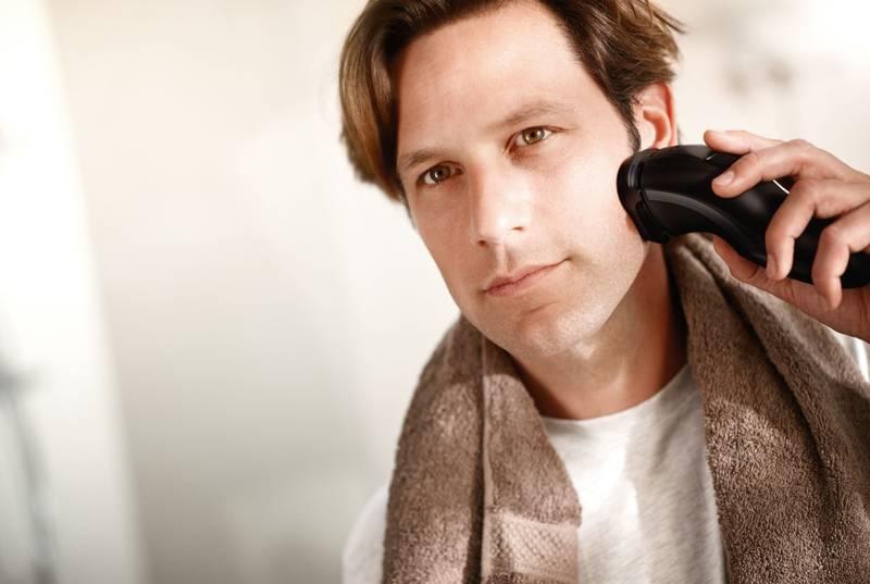 Holicí strojek Philips Series 1000 S1520 04 černý