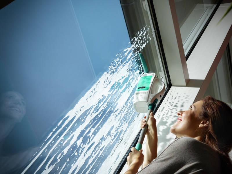 Čistič oken Leifheit Window Cleaner s tyčí mopem na okna bílá barva zelená barva
