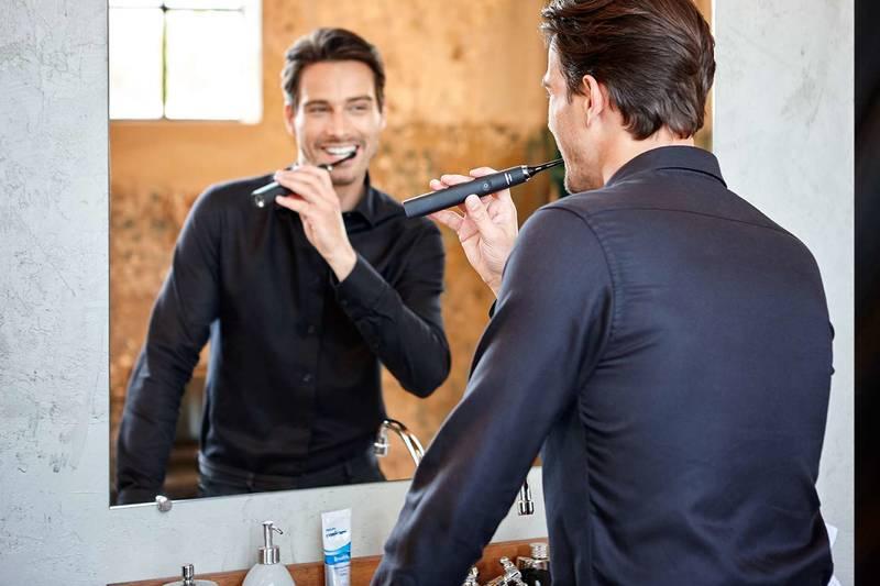 Zubní kartáček Philips Sonicare DiamondClean HX9352 04 černý