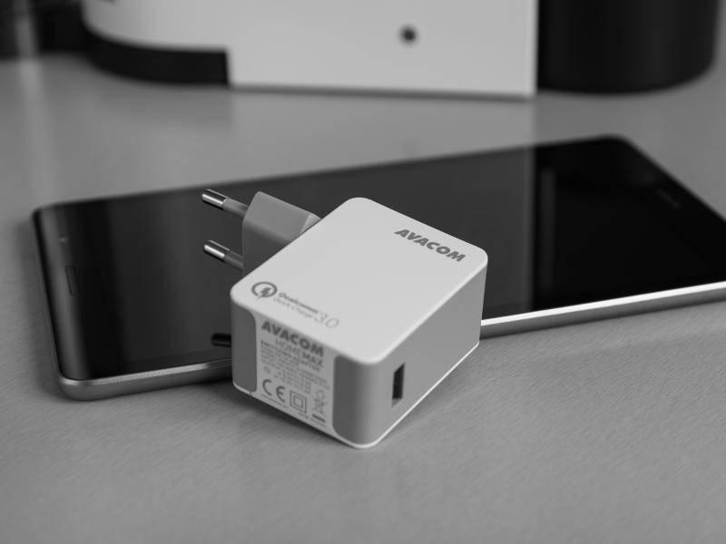 Nabíječka do sítě Avacom HomeMAX, 1x USB , s funkcí rychlonabíjení QC 3.0 bílá