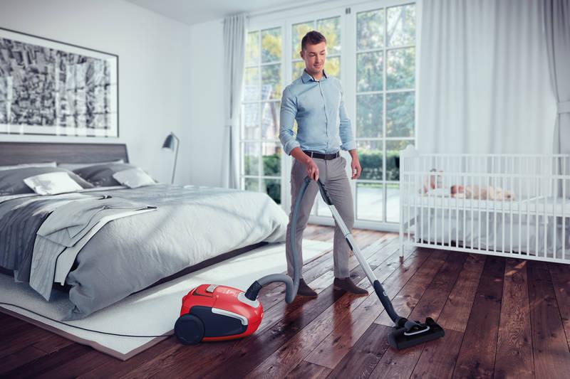 Vysavač podlahový Electrolux Ultra Silencer EUS8X2RR červený