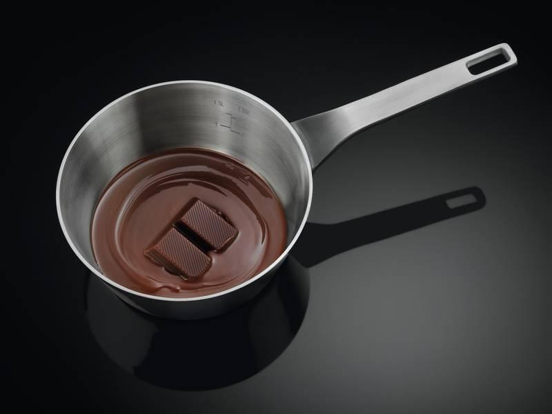 Indukční varná deska Electrolux EIS824 černá