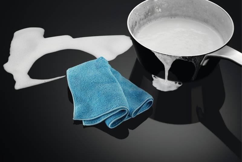 Indukční varná deska Electrolux EIS824 černá