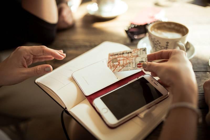 Pouzdro na mobil flipové FIXED FIT pro Apple iPhone XR bílé