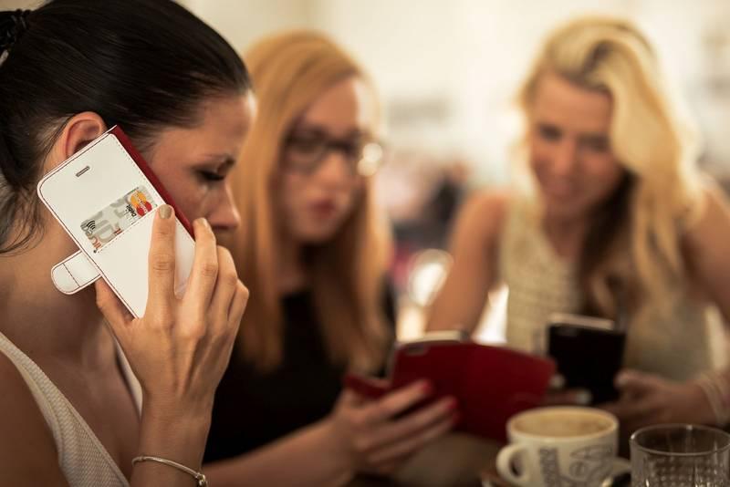 Pouzdro na mobil flipové FIXED FIT pro Apple iPhone XR bílé