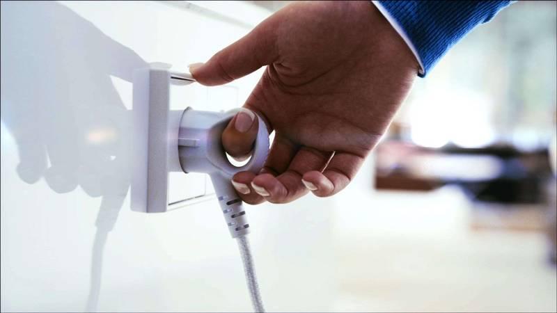 Žehlička Philips Azur Performer Plus GC4527 00 černá zlatá