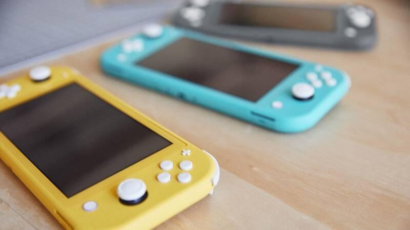 Herní konzole Nintendo Switch Lite žlutá