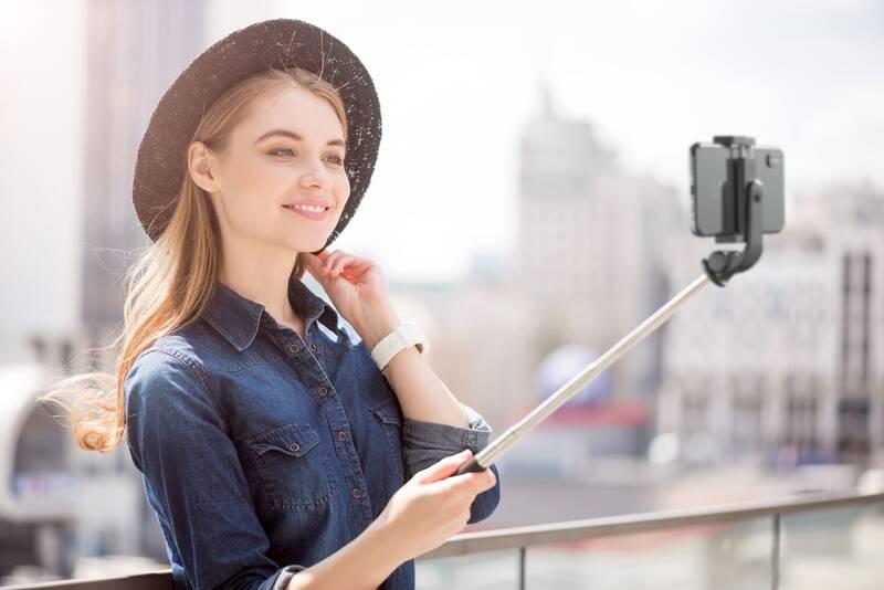 Selfie tyč CellularLine Freedom s funkcí tripodu černá