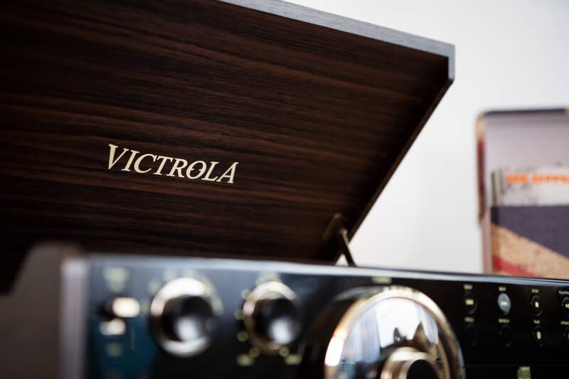 Gramofon Victrola VTA-270B dřevo