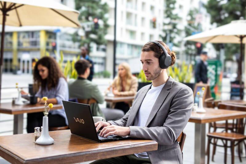 Sluchátka Sony WH-CH710NB černá