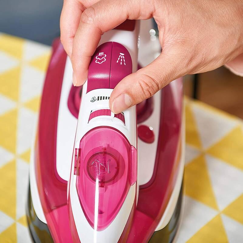 Žehlička Black Decker BXIR2602E bílá růžová