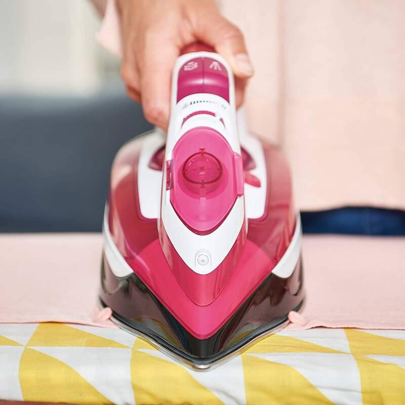 Žehlička Black Decker BXIR2602E bílá růžová