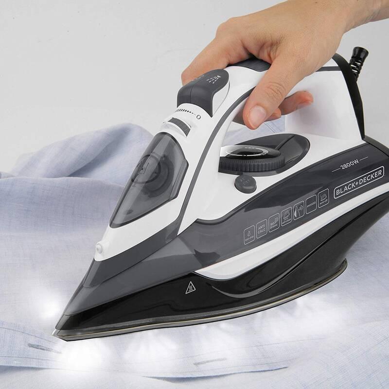 Žehlička Black Decker BXIR2802E černá bílá