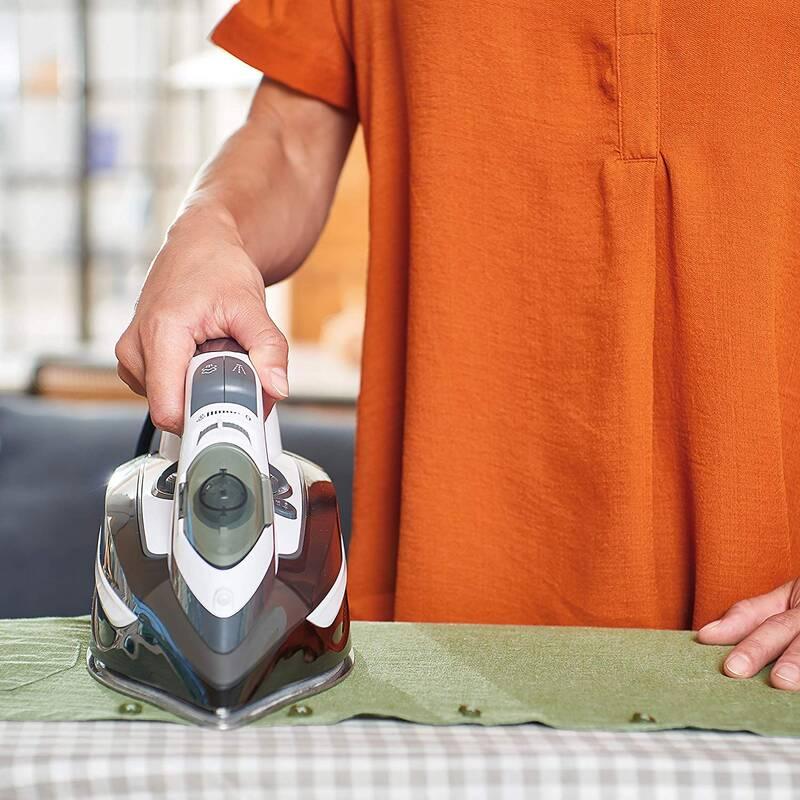 Žehlička Black Decker BXIR2802E černá bílá