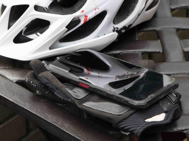 Mobilní telefon Evolveo StrongPhone G9 černý