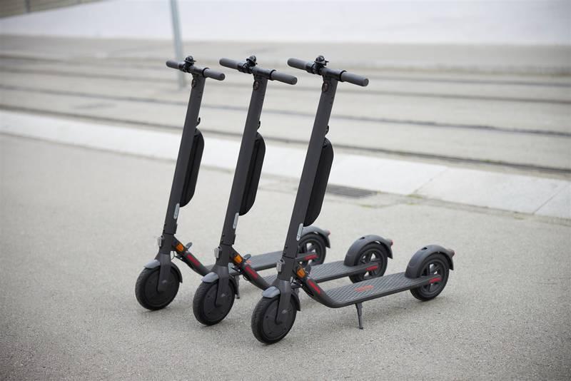 Elektrická koloběžka Ninebot by Segway E22E černá