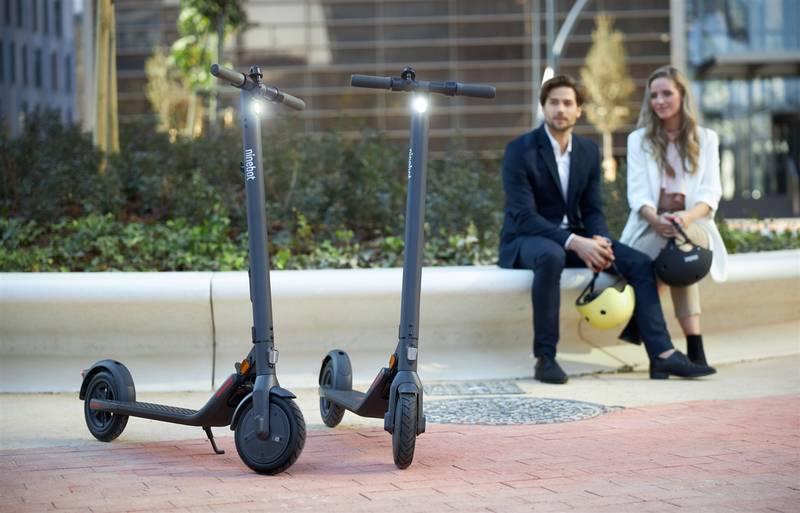 Elektrická koloběžka Ninebot by Segway E22E černá