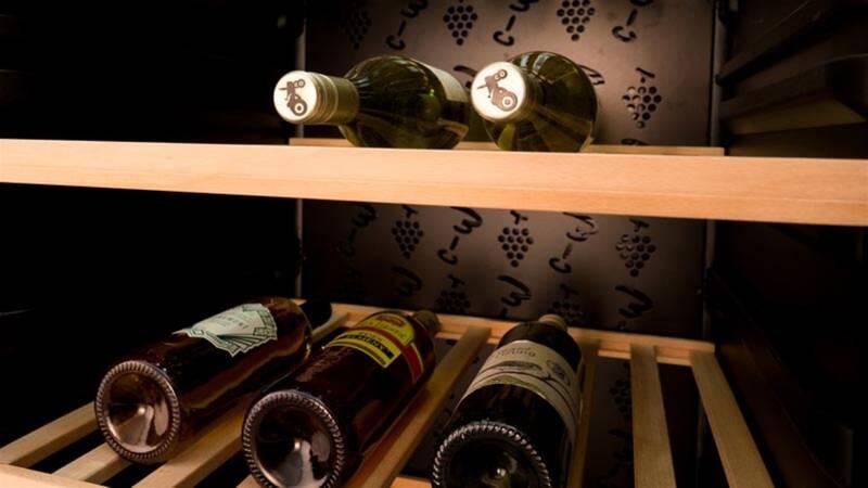 Vinotéka Haier HWS84GA černá