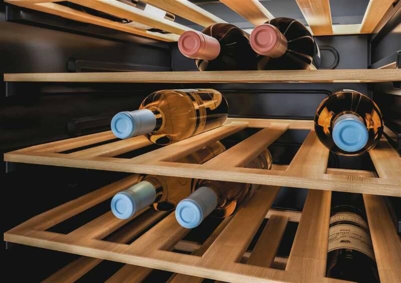 Vinotéka Candy CWC 154 EEL černá