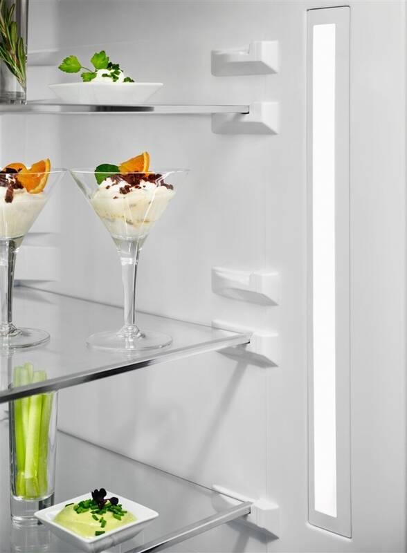 Chladnička s mrazničkou Electrolux LNT7ME34K1 černá