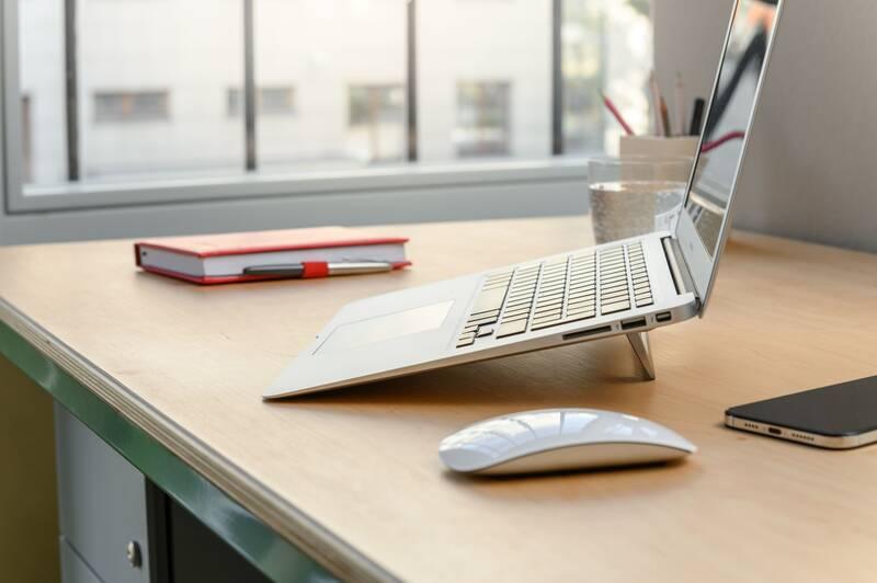 Stojánek FIXED Frame Mini pro notebooky a tablety, nalepovací stříbrný