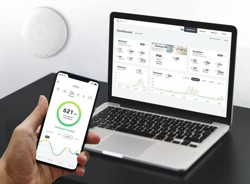 Senzor AirThings Wave plus - senzor kvality ovzduší, radonu, vlhkosti, teploty, VOC, CO2 a tlaku
