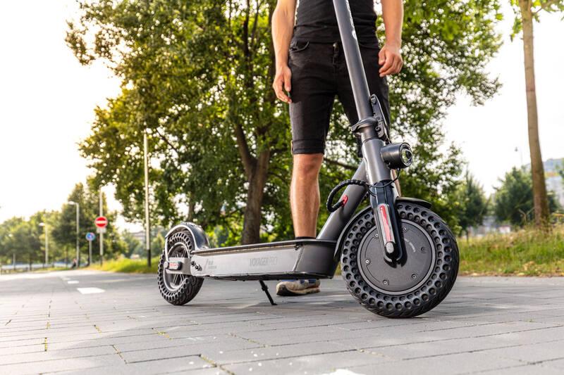 Elektrická koloběžka GoGEN VOYAGER PRO S701B, černá, APP