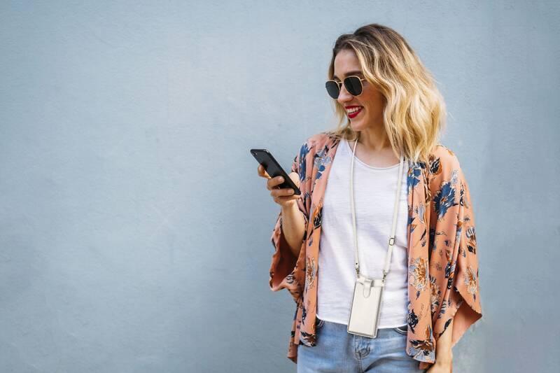 Pouzdro na mobil CellularLine Mini Bag na krk bílé