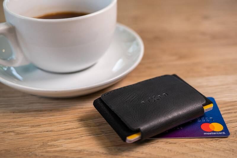 Peněženka FIXED Tiny Wallet pro AirTag z pravé hovězí kůže černá