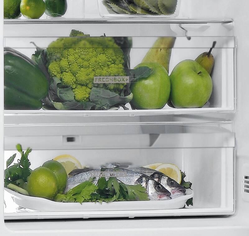 Chladnička s mrazničkou Whirlpool W7 921O K AQUA černá