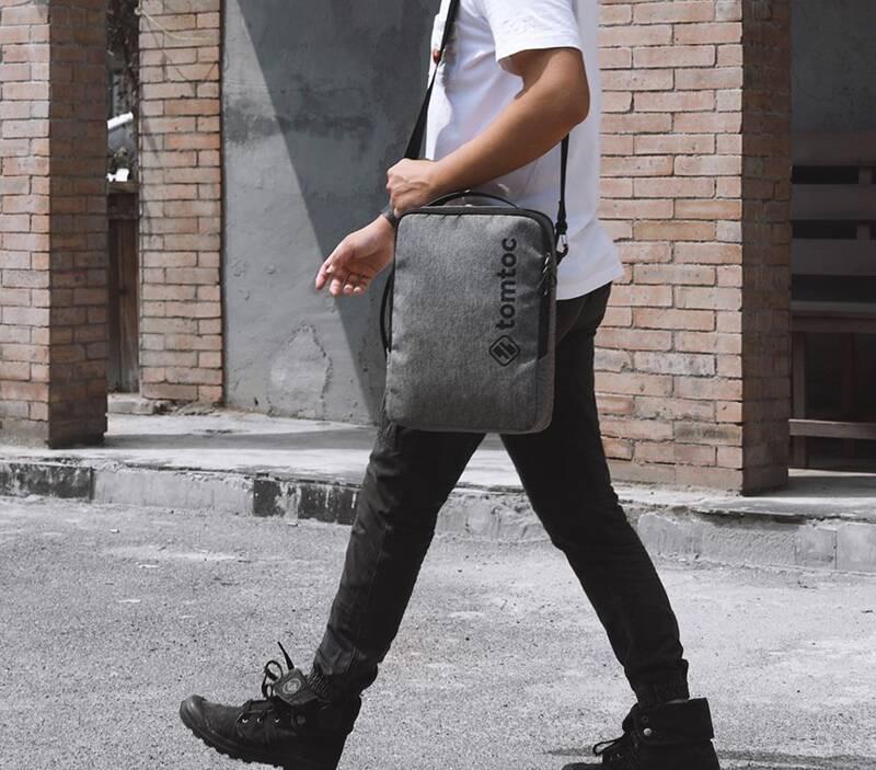 Brašna na notebook tomtoc Urban Shoulderbag na 14" MacBook Pro šedá