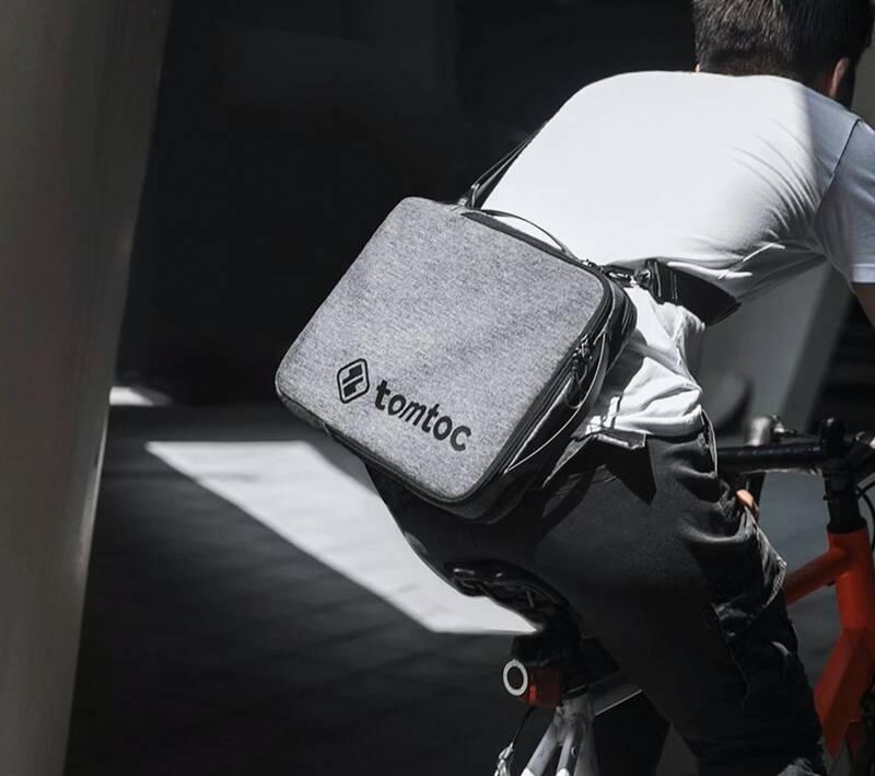 Brašna na notebook tomtoc Urban Shoulderbag na 14" MacBook Pro šedá
