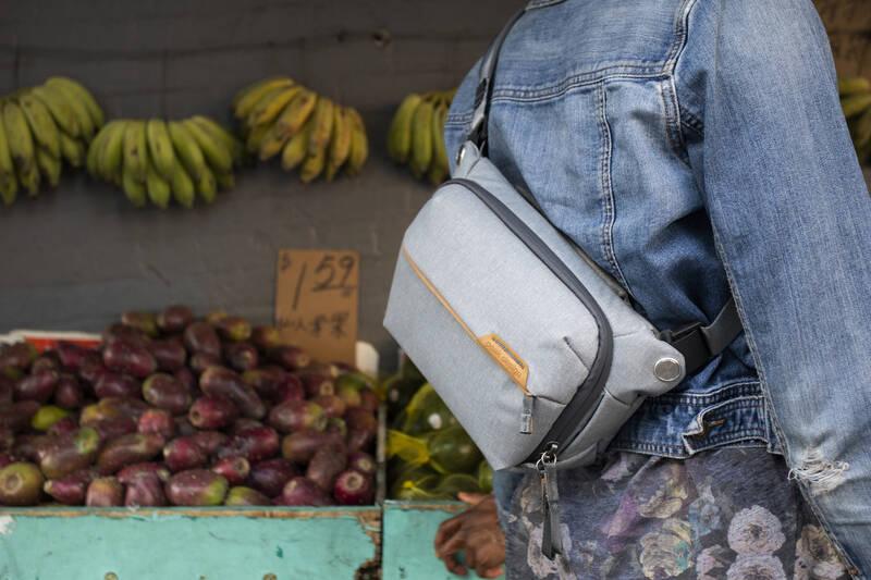 Brašna Peak Design Everyday Sling 3L šedá