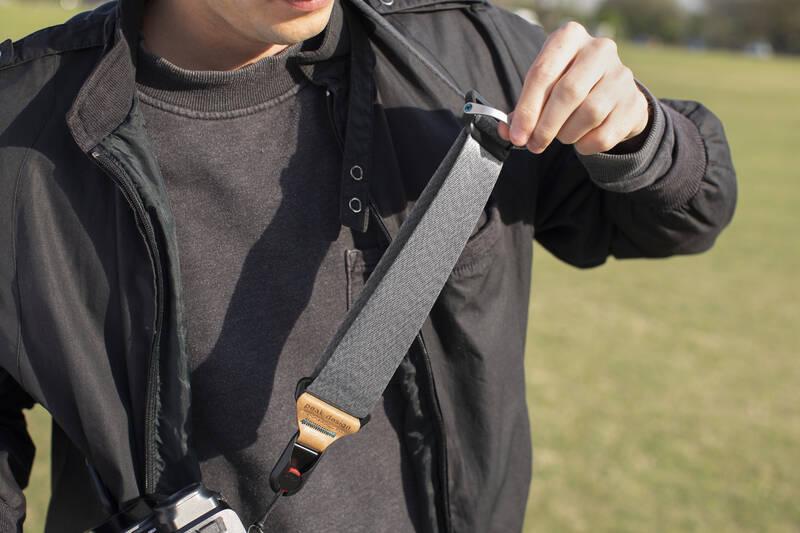 Popruh Peak Design Slide šedý