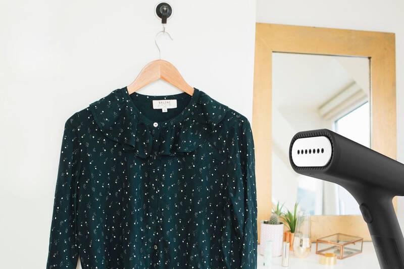 Napařovač oděvů SteamOne EUDTC120 černý